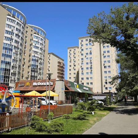 Студия В Стиле Loft В Центре Города Almati Kültér fotó
