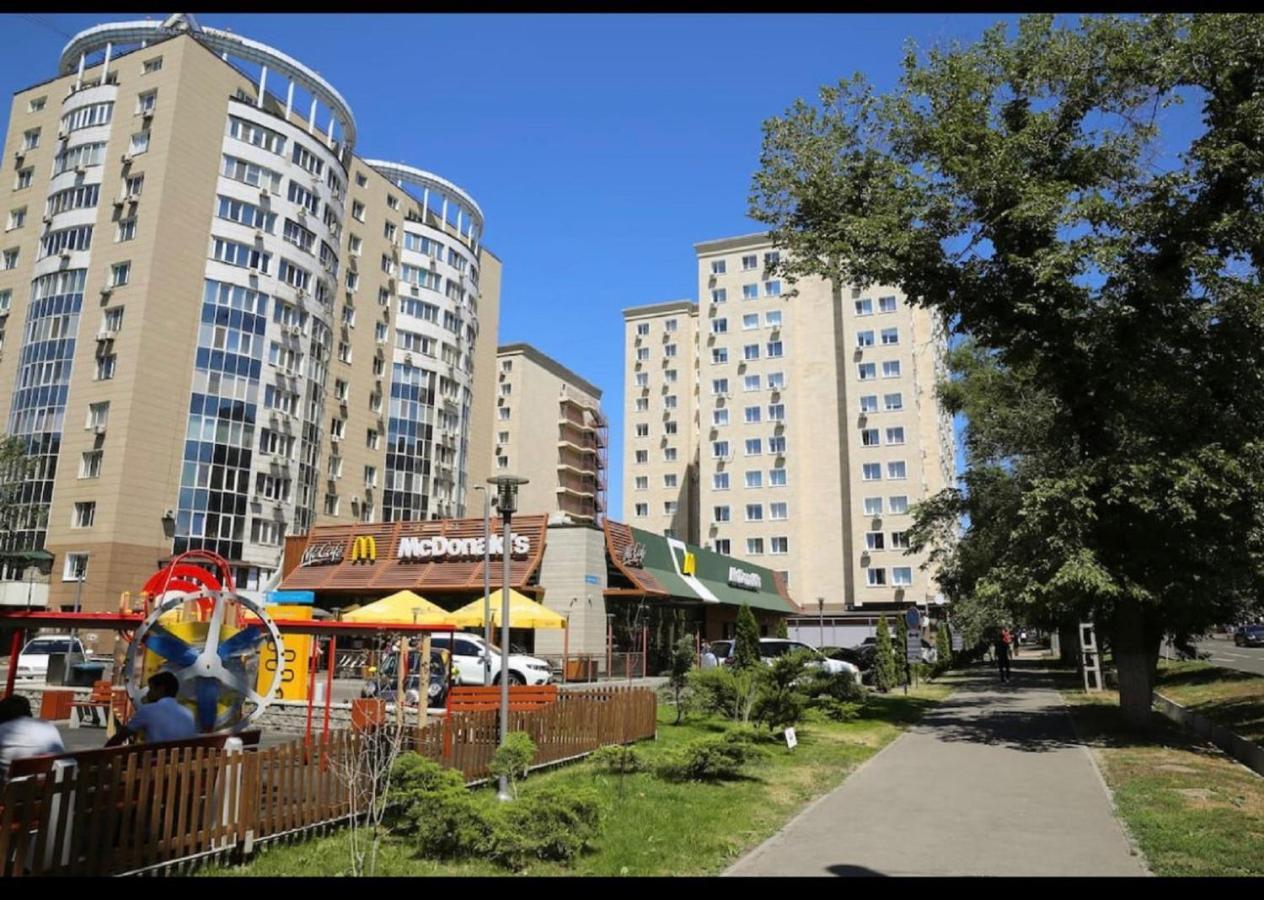 Студия В Стиле Loft В Центре Города Almati Kültér fotó